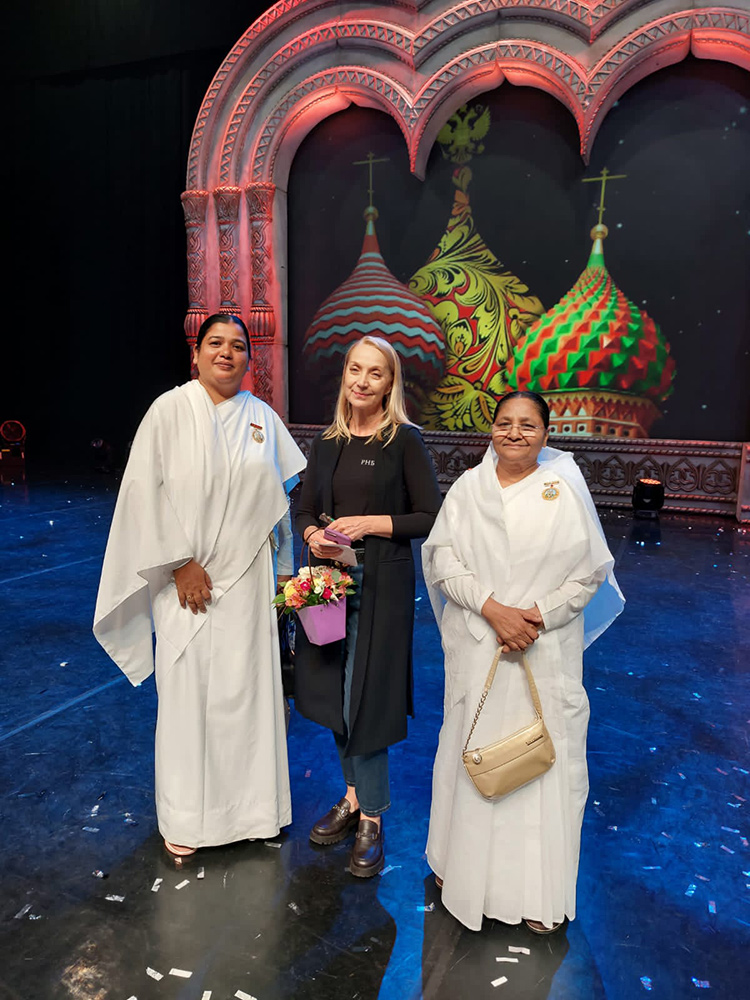 Гости из Индии познакомились с культурой России через спектакль «Национальное шоу России «Кострома». 